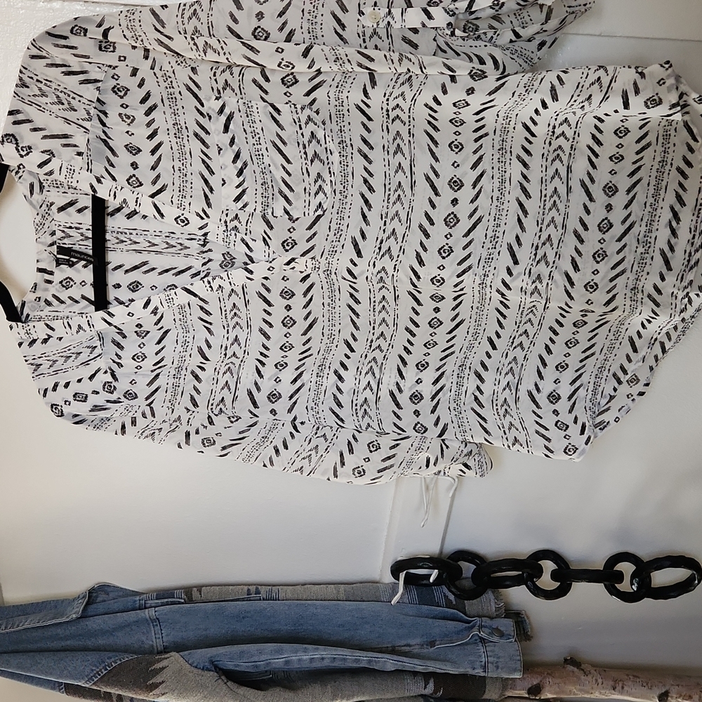 Maurices-Black & Ivory Tribal Pattern V-Neck 3/4 Sleeve Popover Blouse- Medium